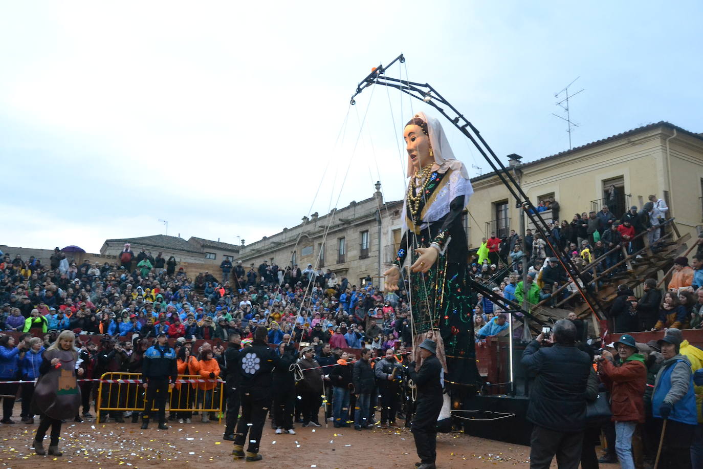 Una imponente charra conquista el Carnaval del Toro