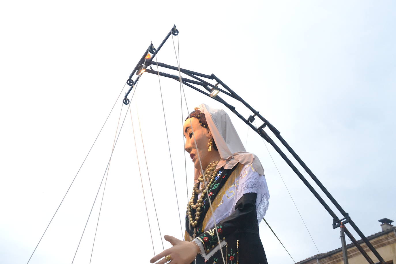 Una imponente charra conquista el Carnaval del Toro