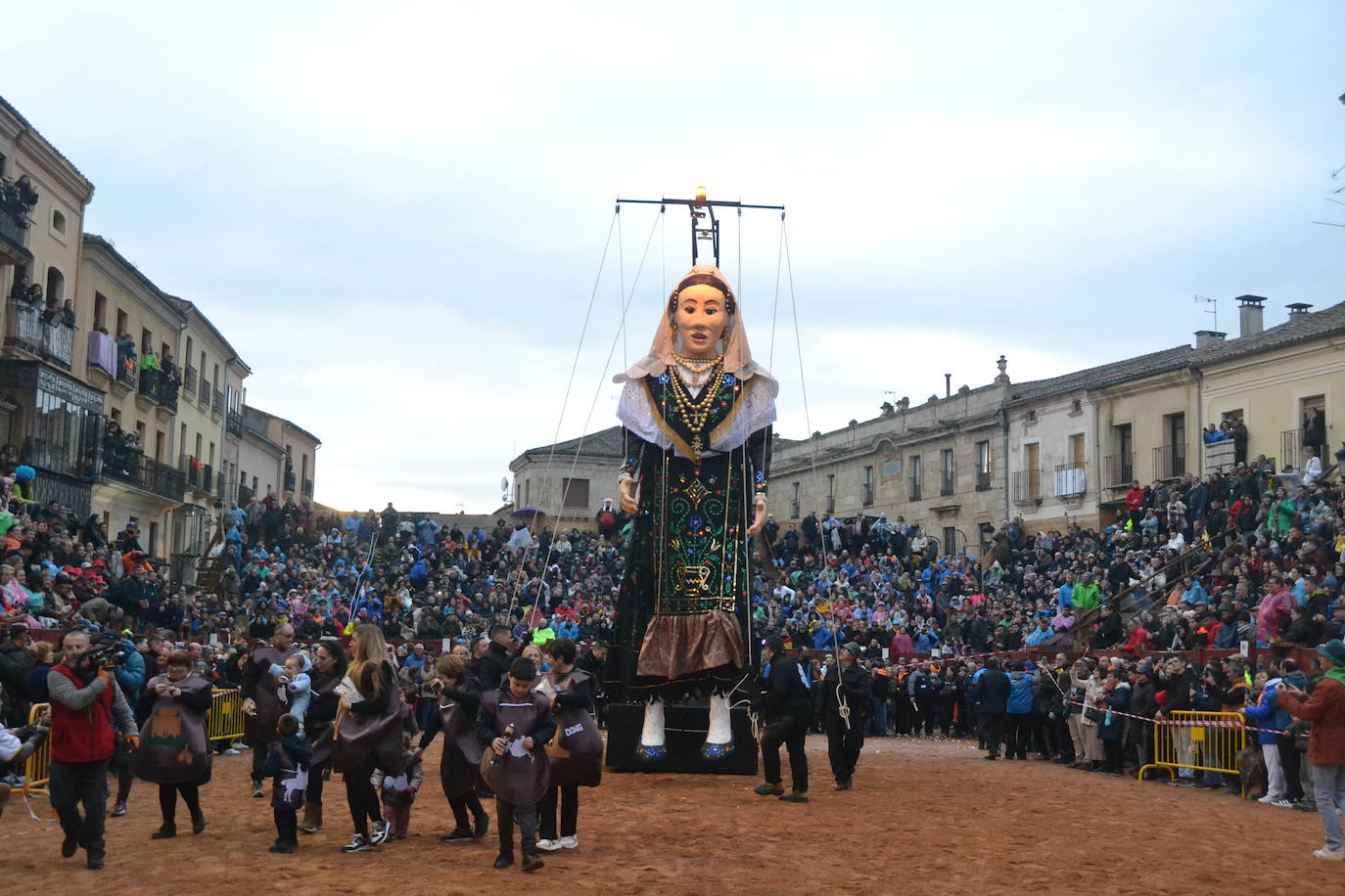 Una imponente charra conquista el Carnaval del Toro