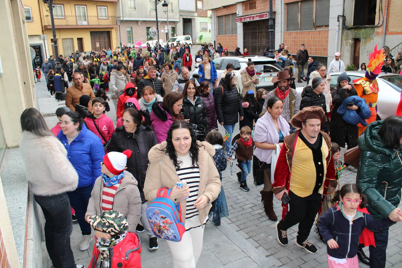 Guijuelo disfruta de su pasacalles con ritmo y sin lluvia