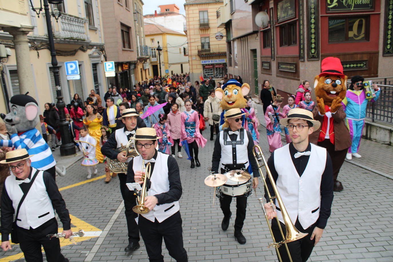 Guijuelo disfruta de su pasacalles con ritmo y sin lluvia