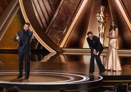 El actor Kieran Culkin acepta el Oscar por actor de reparto.