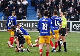Rabadán, mediocentro de Unionistas, recibe la quinta amarilla de la temporada en el último partido.