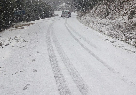 Una carretera de Salamanca afectada por la nieve.