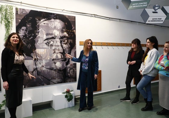 La concejala Miryam Rodríguez y la catedrática Esther del Brío, durante la inauguración de la exposición «Clara Campoamor: la mujer más allá del voto.