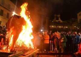 El toro de cera arde ante la atenta mirada del público