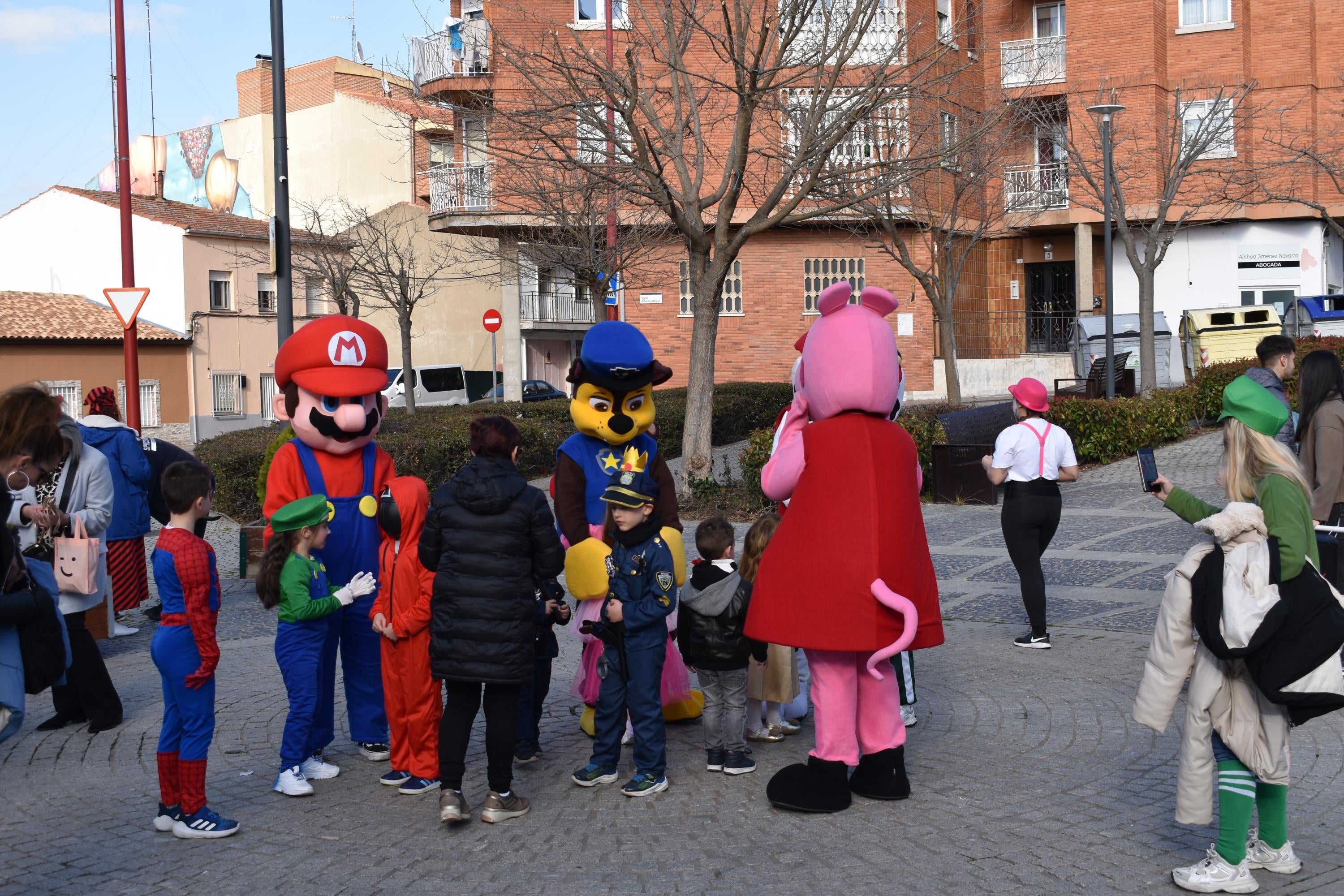 Los personajes de cuentos infantiles caminan por las calles de Santa Marta de Tormes