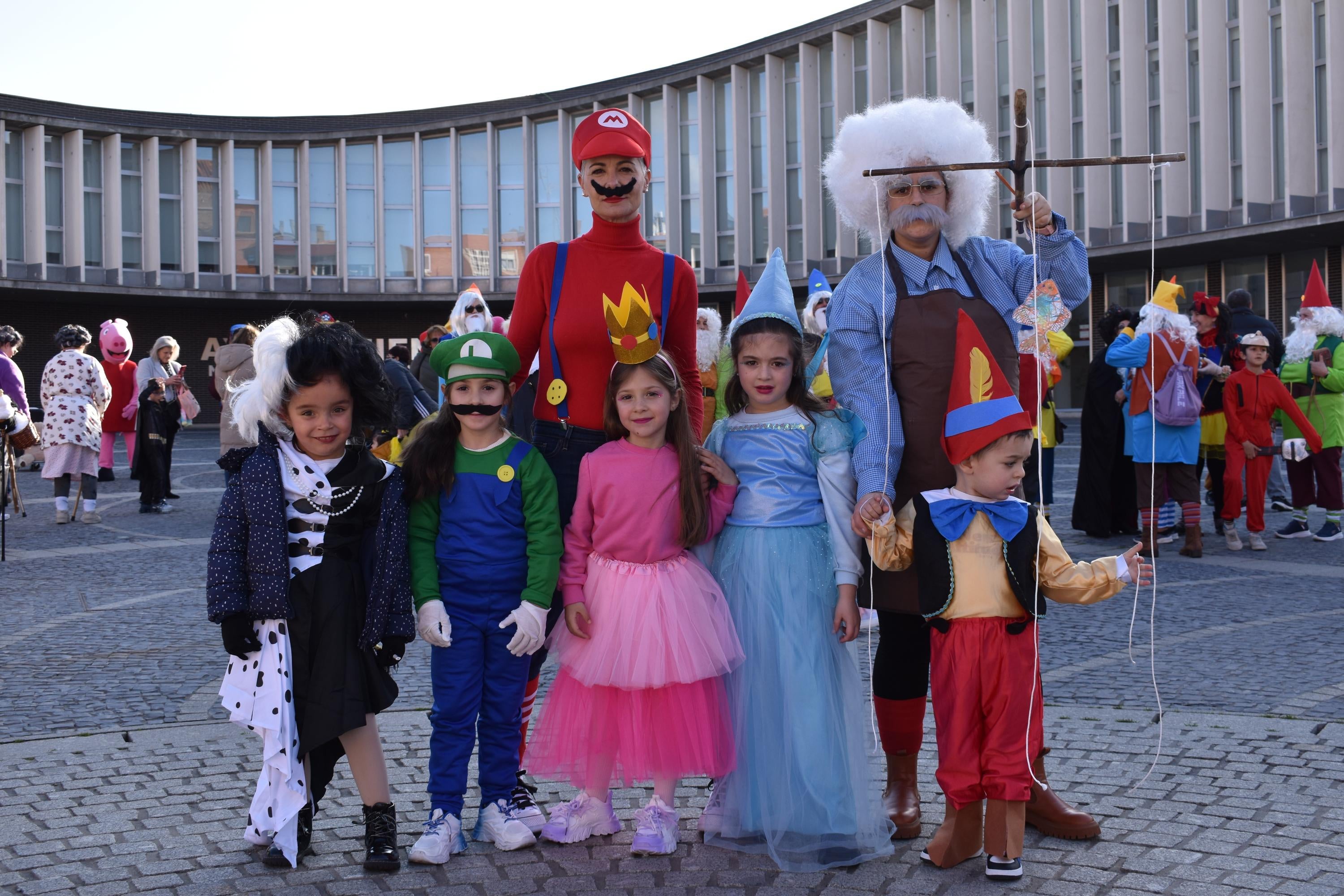 Los personajes de cuentos infantiles caminan por las calles de Santa Marta de Tormes