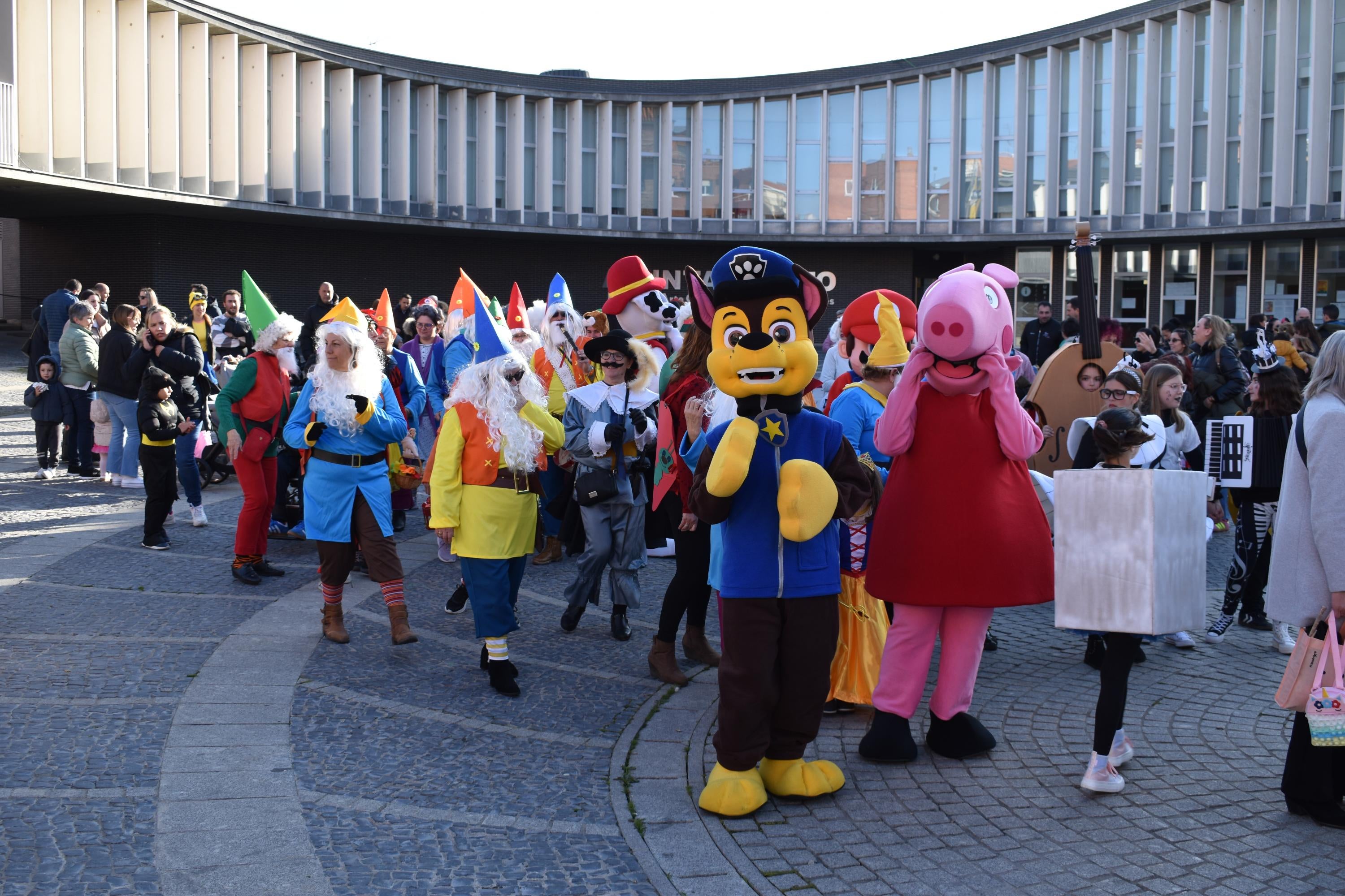 Los personajes de cuentos infantiles caminan por las calles de Santa Marta de Tormes