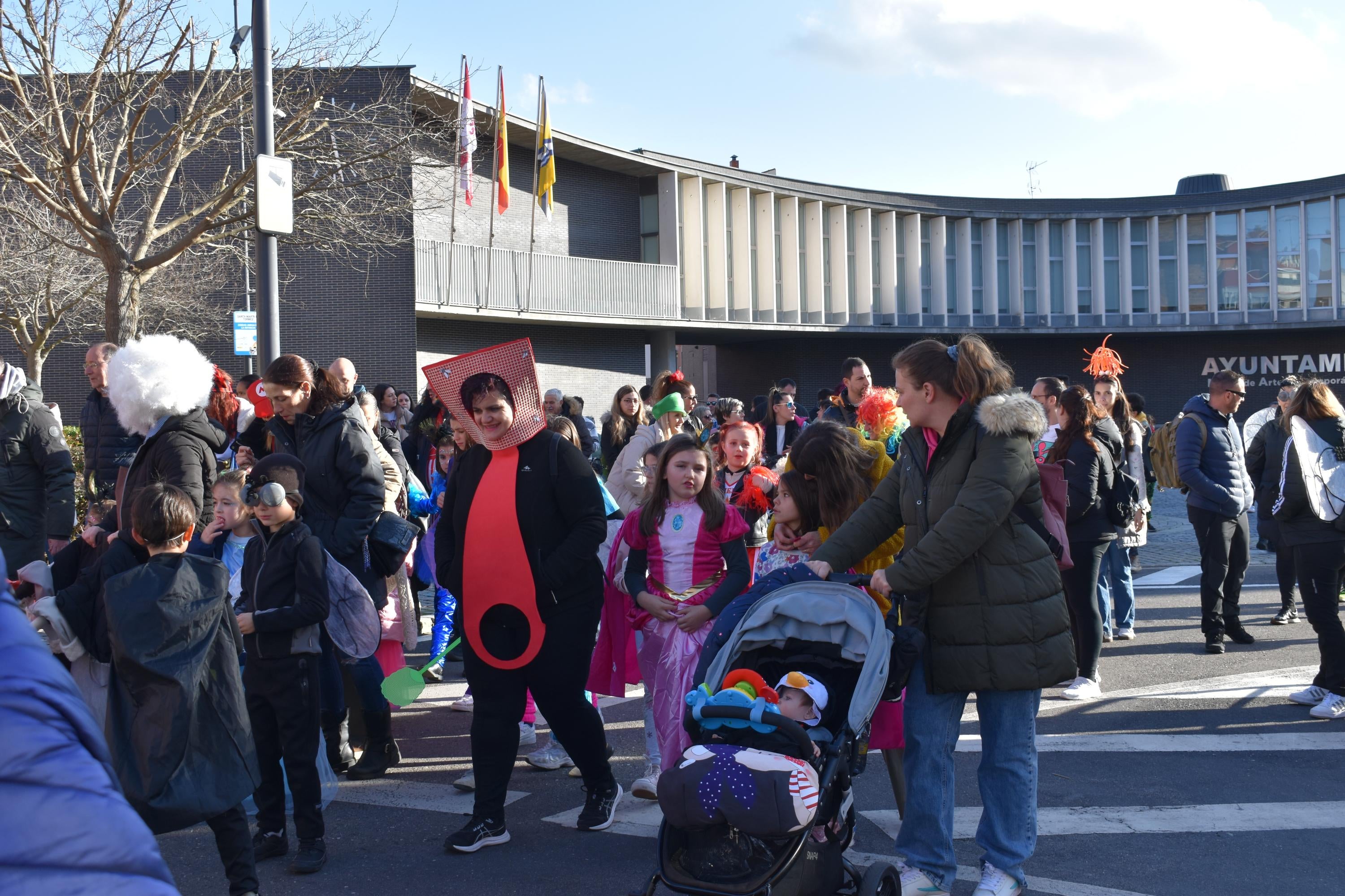 Los personajes de cuentos infantiles caminan por las calles de Santa Marta de Tormes