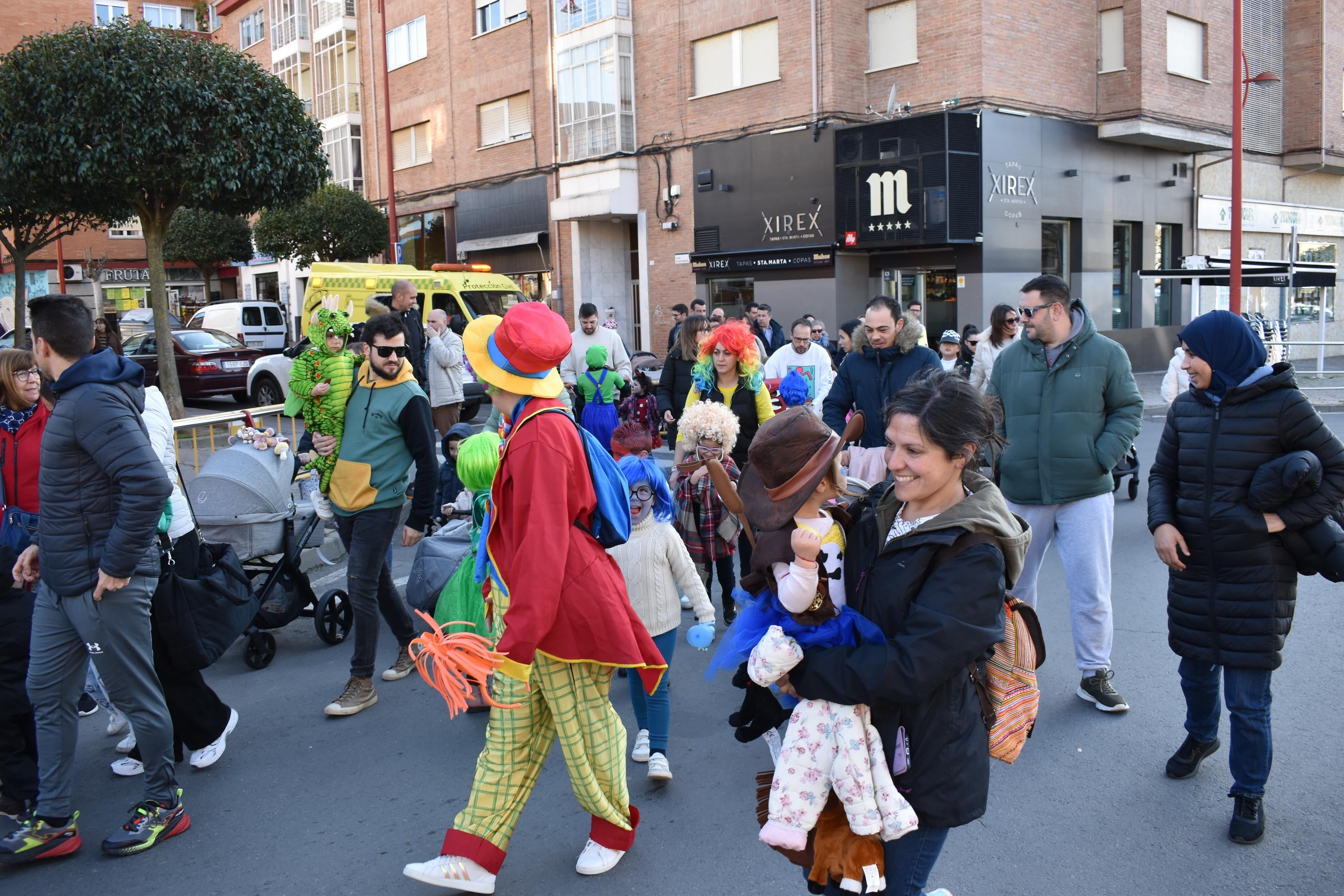 Los personajes de cuentos infantiles caminan por las calles de Santa Marta de Tormes