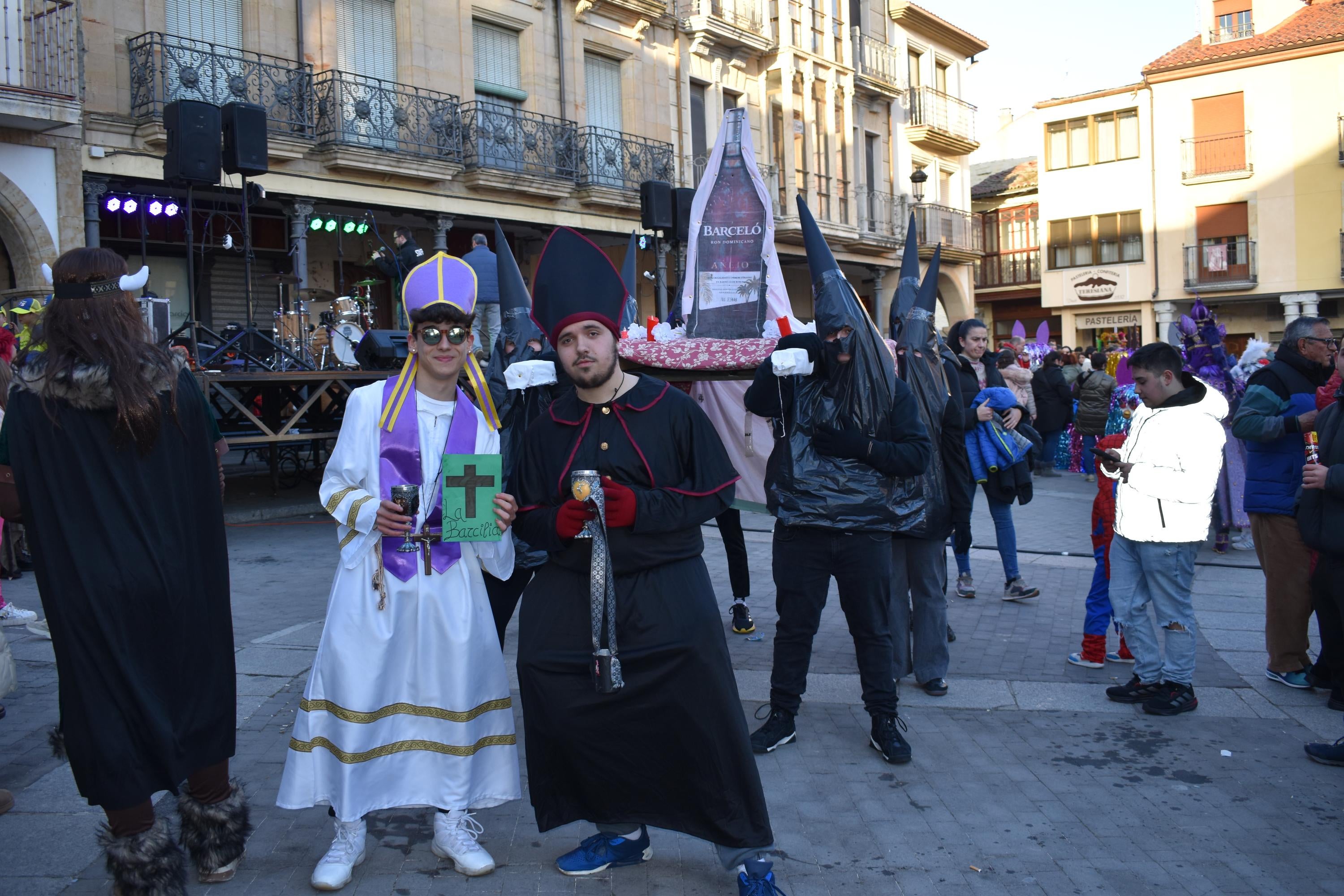 Derroche de imaginación y fantasía en un gran concurso de disfraces en Alba de Tormes