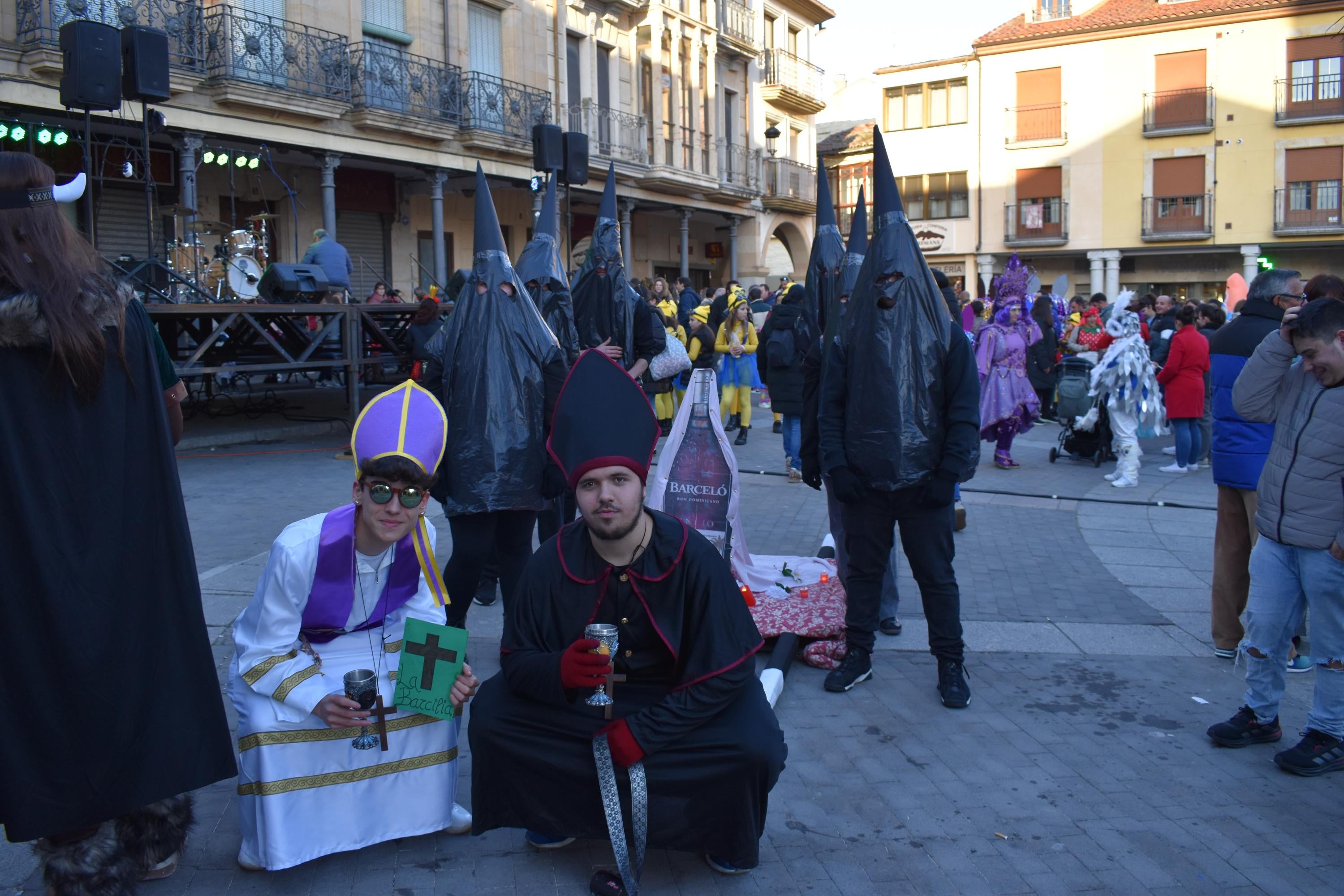 Derroche de imaginación y fantasía en un gran concurso de disfraces en Alba de Tormes