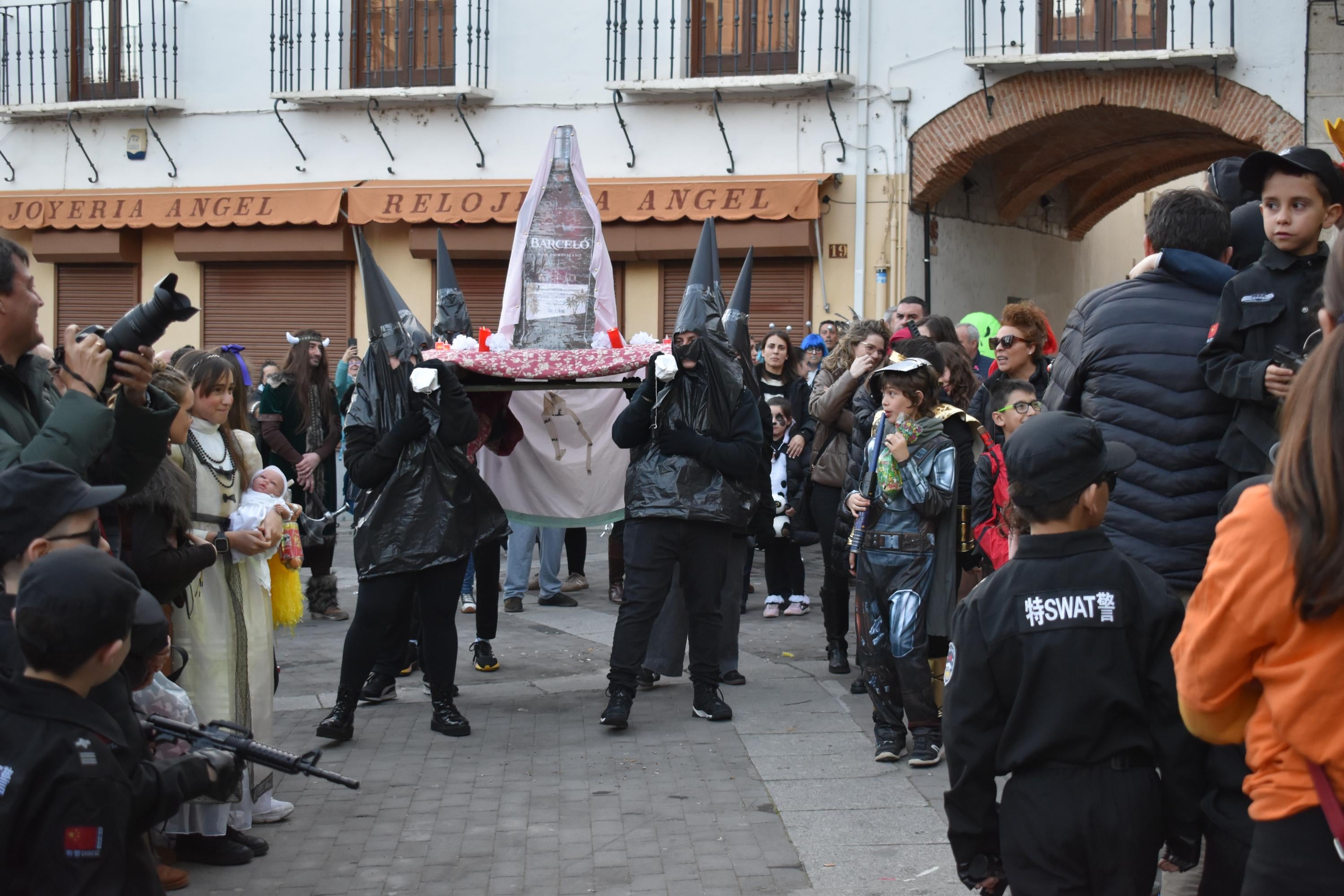 Derroche de imaginación y fantasía en un gran concurso de disfraces en Alba de Tormes