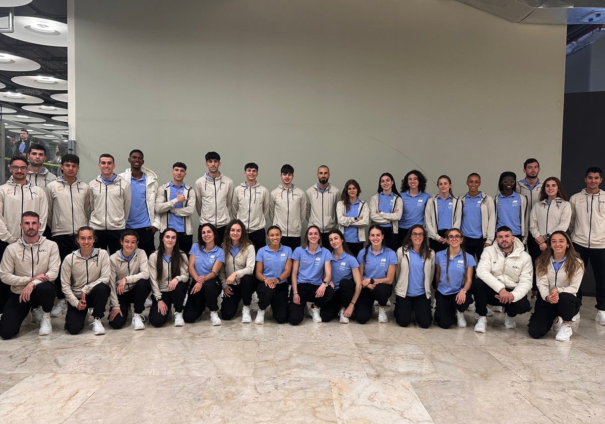 Álvaro de Arriba, a la izquierda, con el resto del equipo español antes de viajar a Apeldoorn.