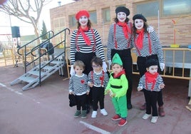 El grupo de mimos con su peculiar duende en Cabrerizos.