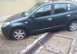 Imagen del coche del alcalde de Béjar, Luis Francisco Martín, con dos ruedas rajadas.