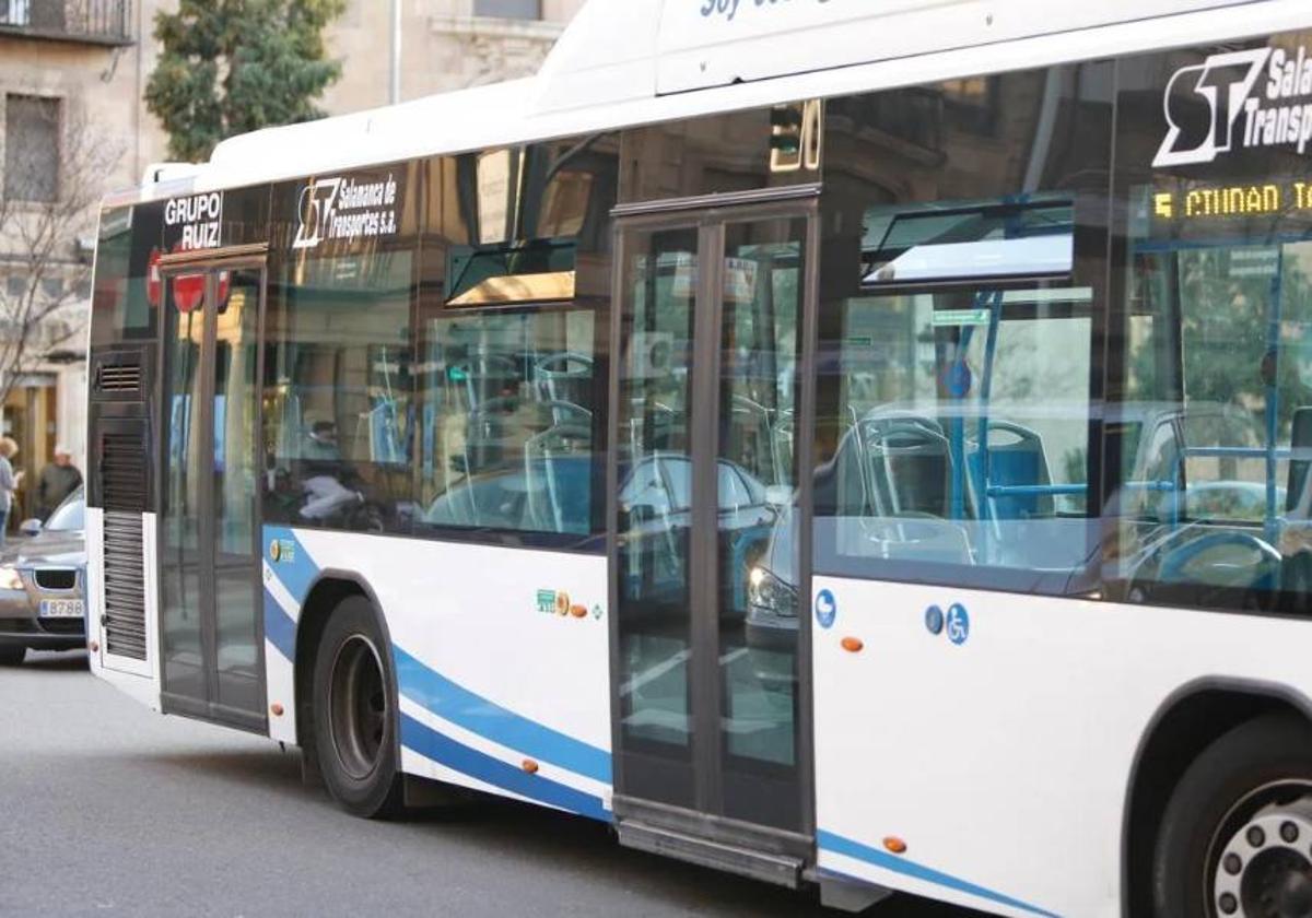 Un autobús urbano circulando por Salamanca.