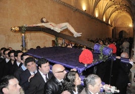 Imagen del Cristo de la Buena Muerte por el Claustro de los Reyes.