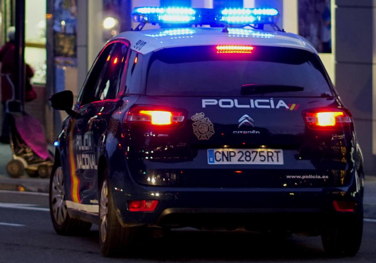 Un coche de la Policía Nacional, estacionado en una calle de la capital.