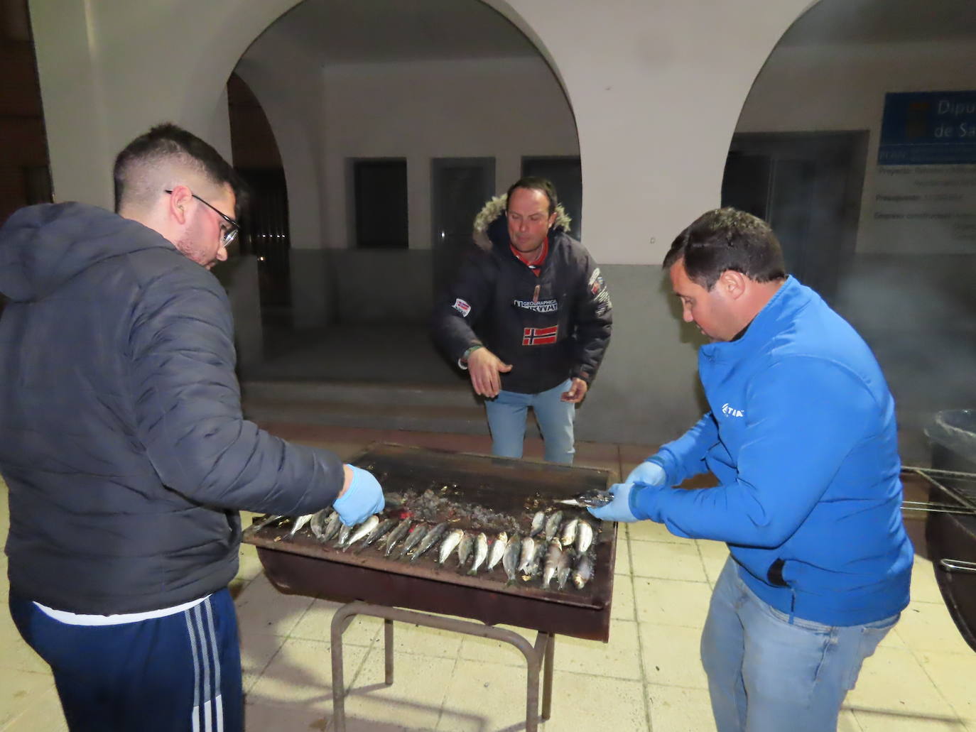 Sardinas para todos después de la misa de Ceniza en Cantalapiedra