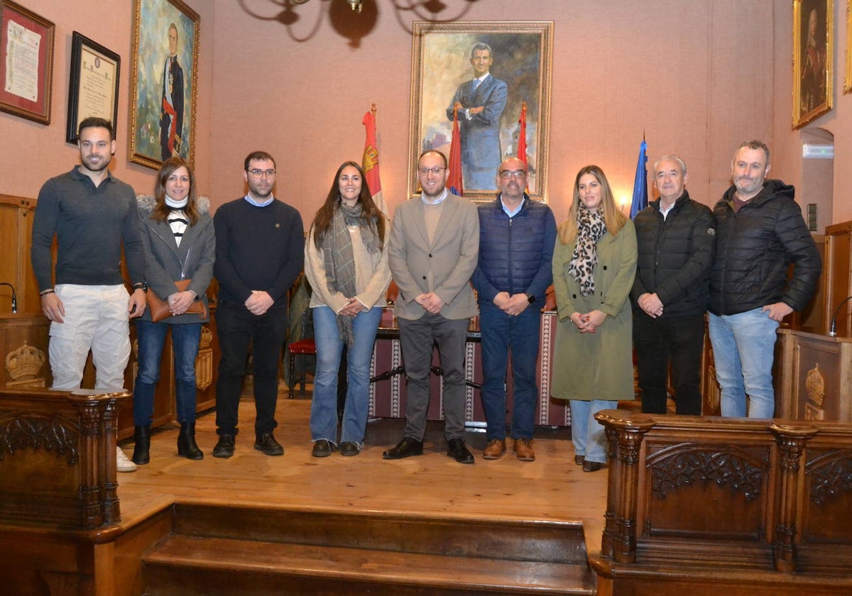 El alcalde, Marcos Iglesias, en el centro, junto a varios concejales