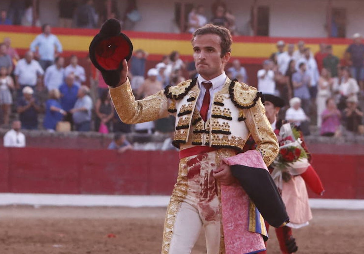 Damián Castaño saluda tras una actuación en la plaza de Vitigudino.