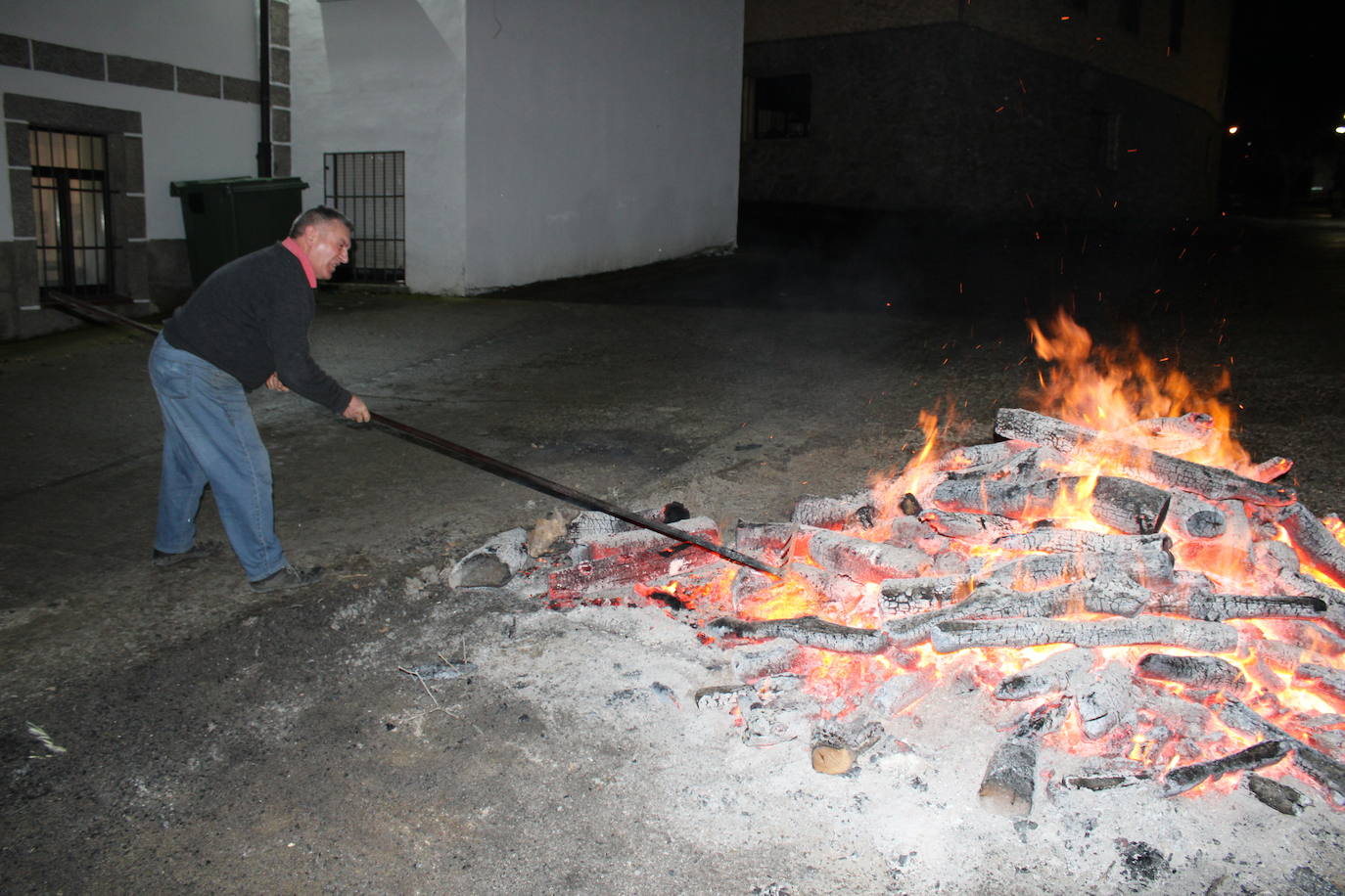 Fin de fiesta en Lagunilla en torno al fuego