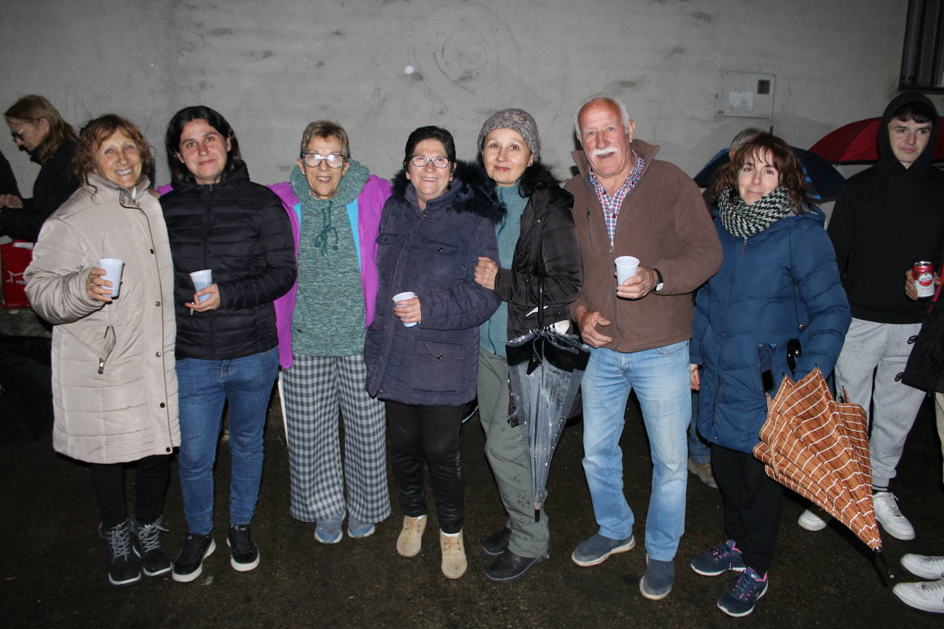 Fin de fiesta en Lagunilla en torno al fuego