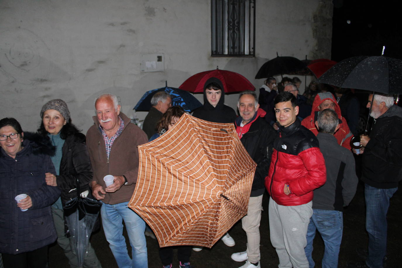 Fin de fiesta en Lagunilla en torno al fuego