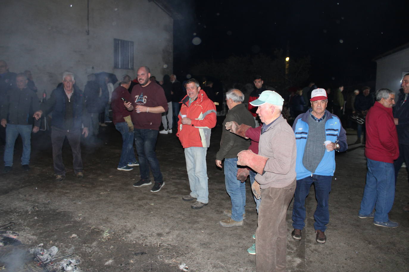 Fin de fiesta en Lagunilla en torno al fuego