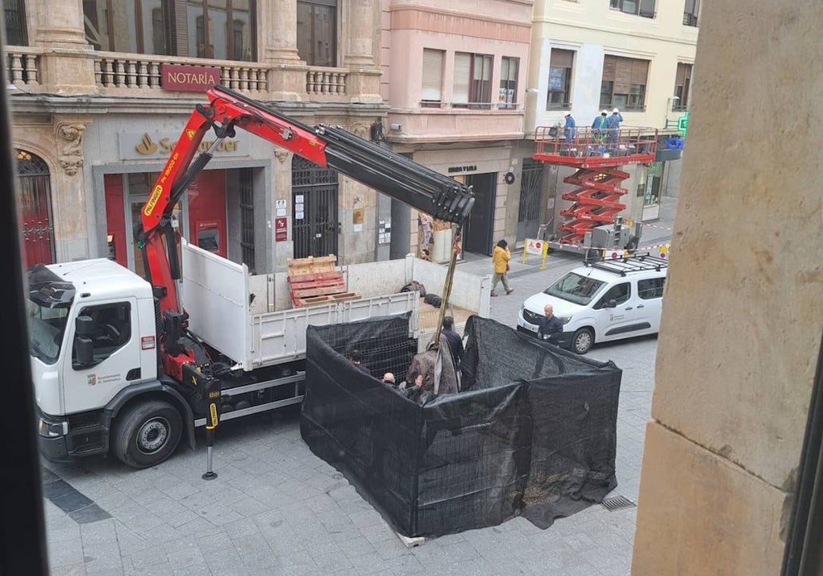 Un camión retira la escultura el pasado 18 de febrero.