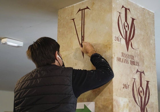 Uno de los profesionales encargado de pintar los vítores, durante su labor.