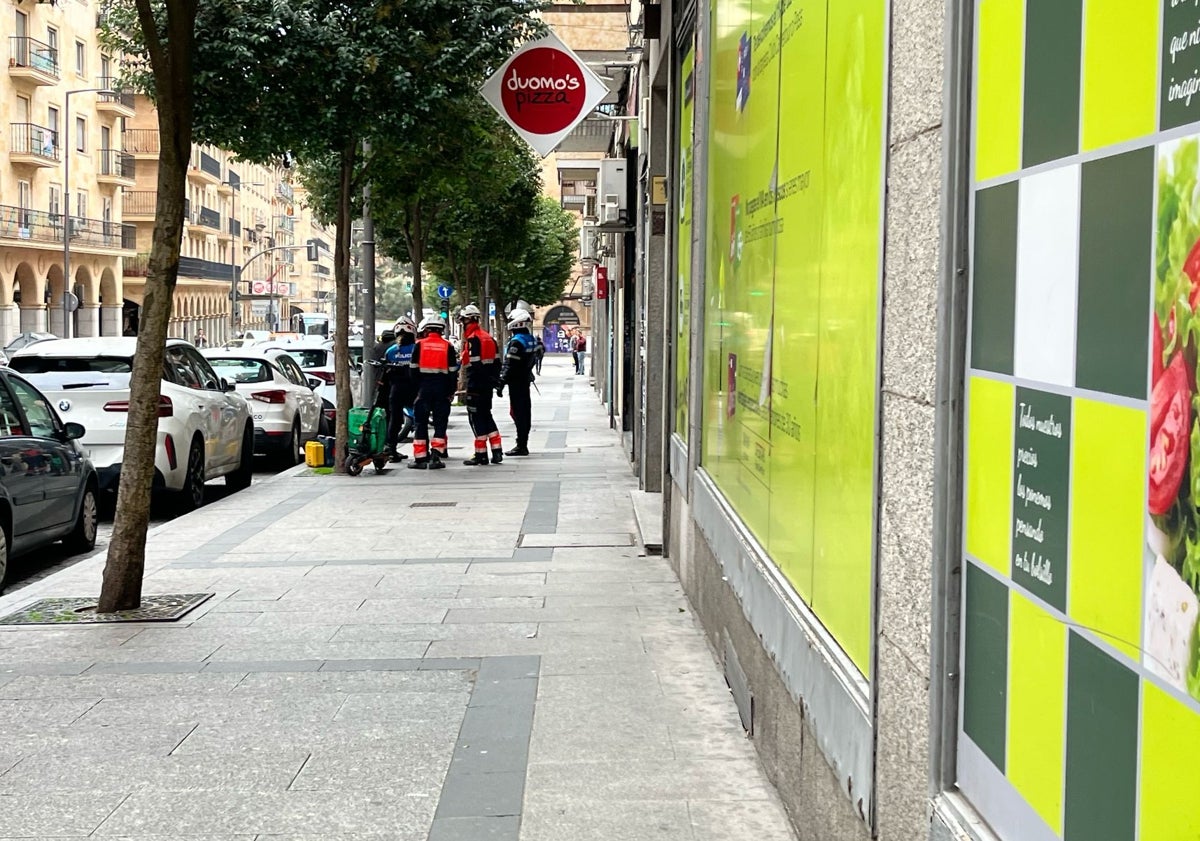 Imagen principal - Rescatan a un repartidor que se había quedado encerrado en una pizzería de Gran Vía