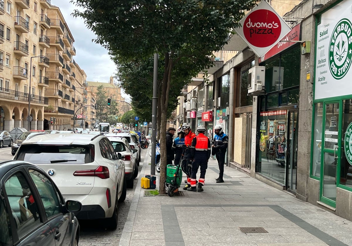 Los Bomberos y la Policía Local de Salamanca en la pizzería en Gran Vía.