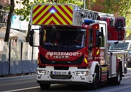 Un camión de los Bomberos de Salamanca, circulando por la capital.