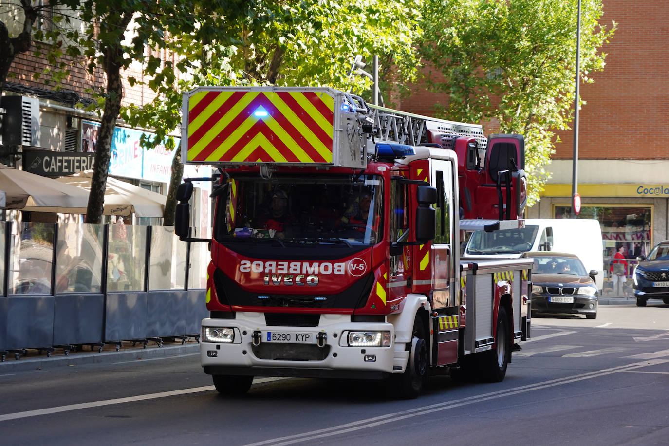 Un camión de los Bomberos de Salamanca, circulando por la capital.