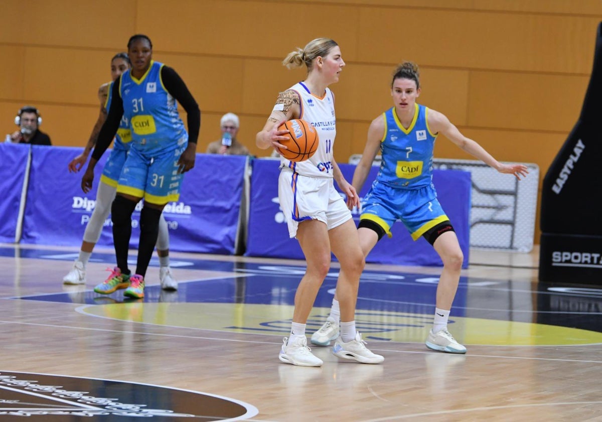 Maria Jespersen bota el balón en el partido contra el Cadí La Seu.