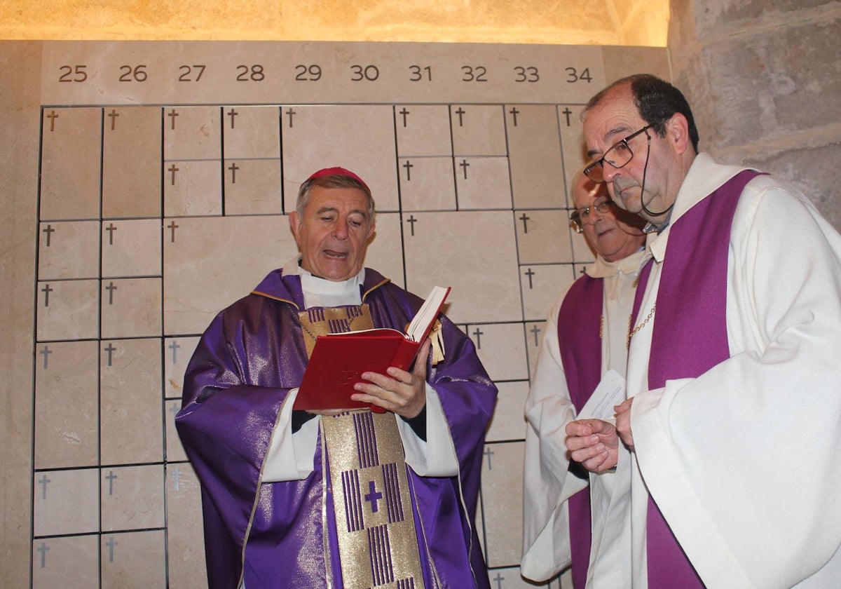 Los columbarios de la catedral de Ciudad Rodrigo, en marcha tras la bendición del obispo