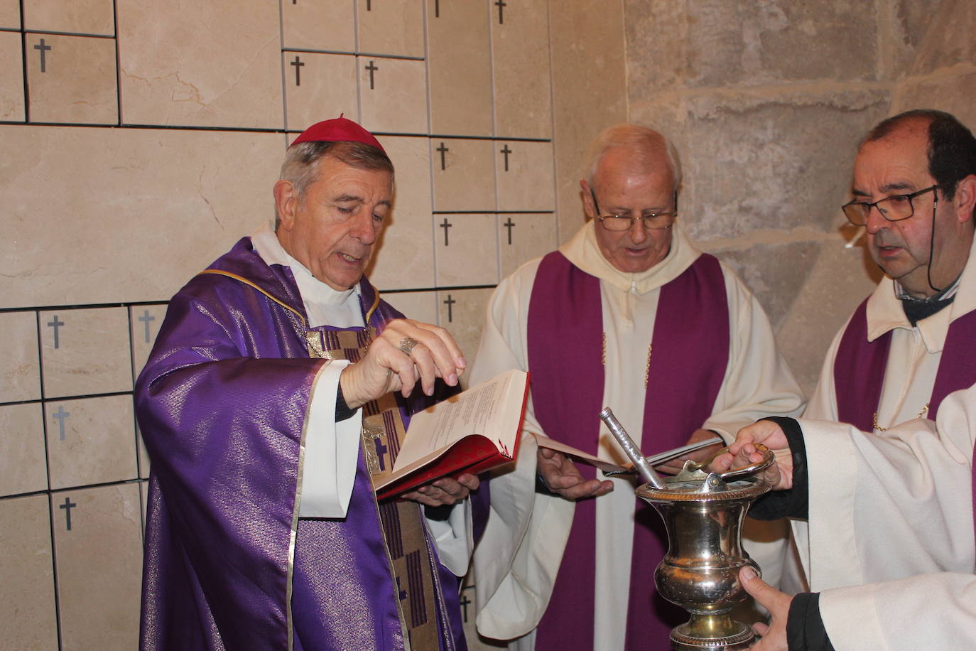 Los columbarios de la catedral de Ciudad Rodrigo, en marcha tras la bendición del obispo