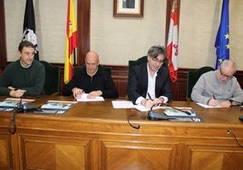 Rubén Martín, Segismundo Ferrero, Luis Francisco Martín y José Vicente Clemente, en la firma del convenio entre el Ayuntamiento de Béjar y la Federación nacional.