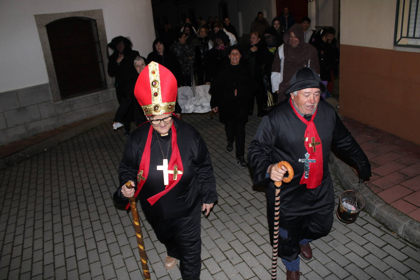 Santibáñez de Béjar se despide del Carnaval con el entierro de la sardina