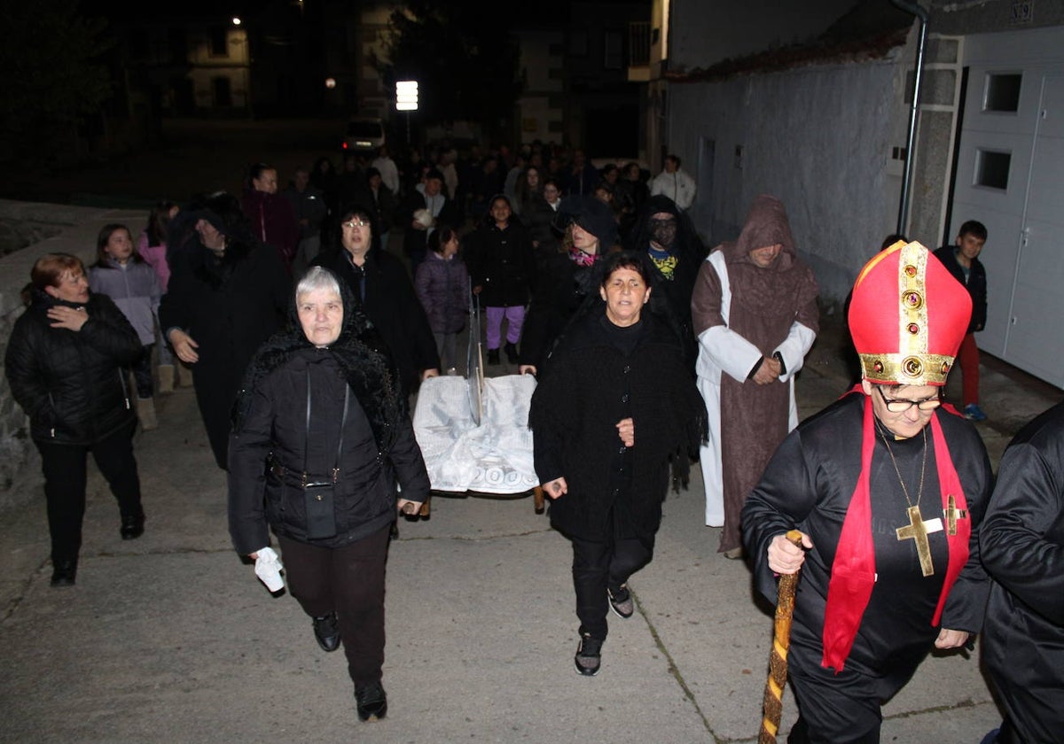 Santibáñez de Béjar se despide del Carnaval con el entierro de la sardina