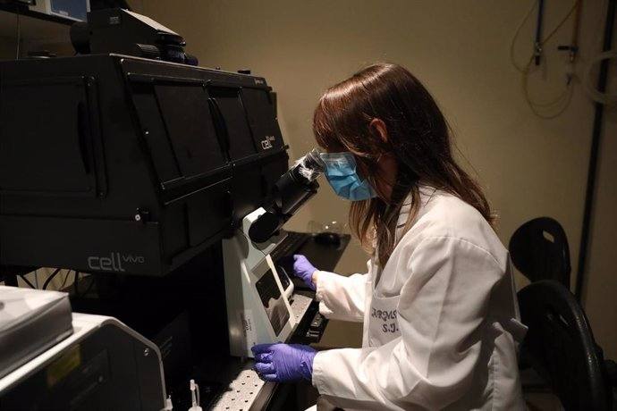 Una joven, en un laboratorio.