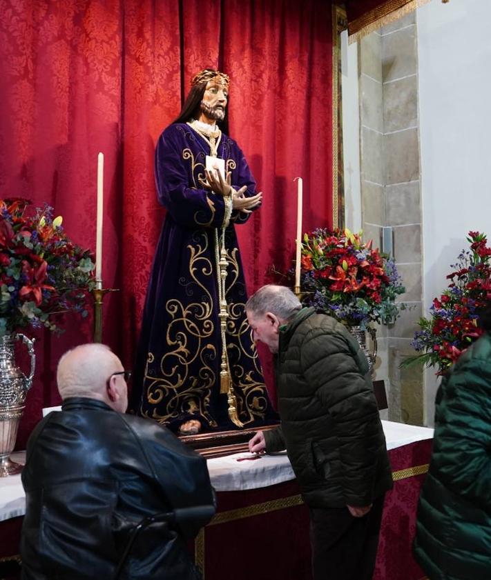 Imagen secundaria 2 - Los fieles acuden a oía misa y a venerar la imagen de Jesús Rescatado. 