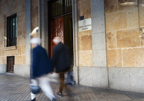 Una mujer pasa por delante de la Audiencia Provincial, tribunal que condenó a A.F.R.H.