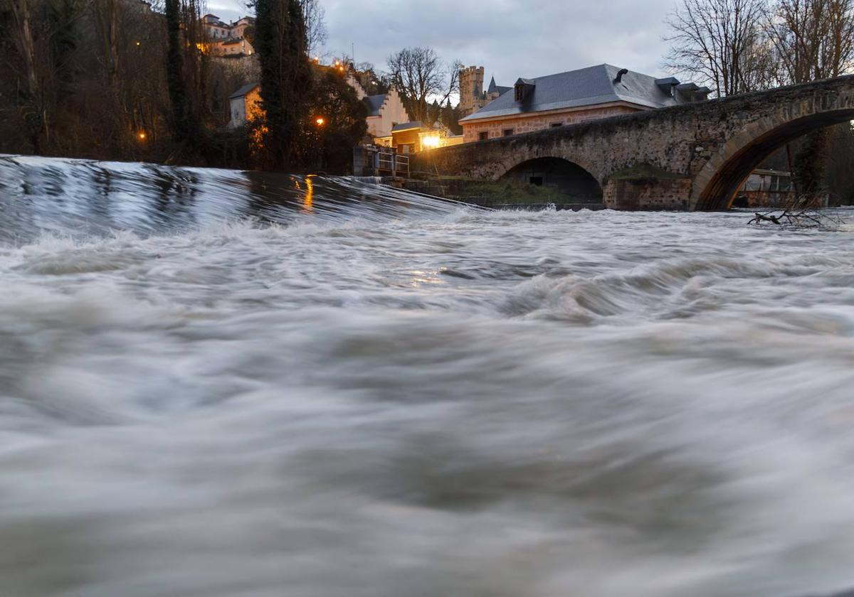 El río Eresma, a su paso por la Casa de la Moneda.