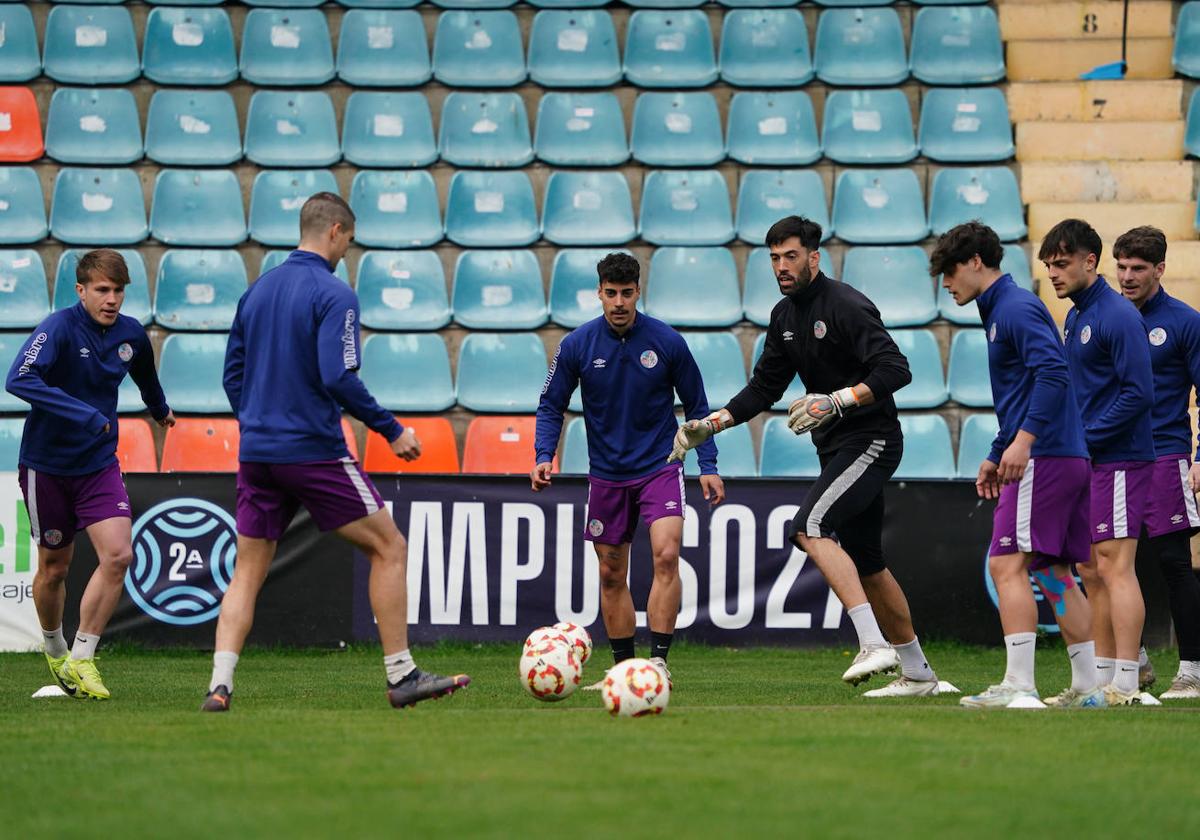 Casado trata de controlar un balón en medio de un rondo durante la última sesión de entrenaniento llevada a cabo en el Helmántico.