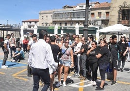 Familiares y allegados a la víctima, durante un minuto de silencio en Béjar tras el crimen.