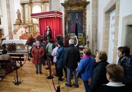 Fieles acuden a venerar la imagen de Jesús Rescatado en la parroquia de San Pablo con motivo del besapiés.